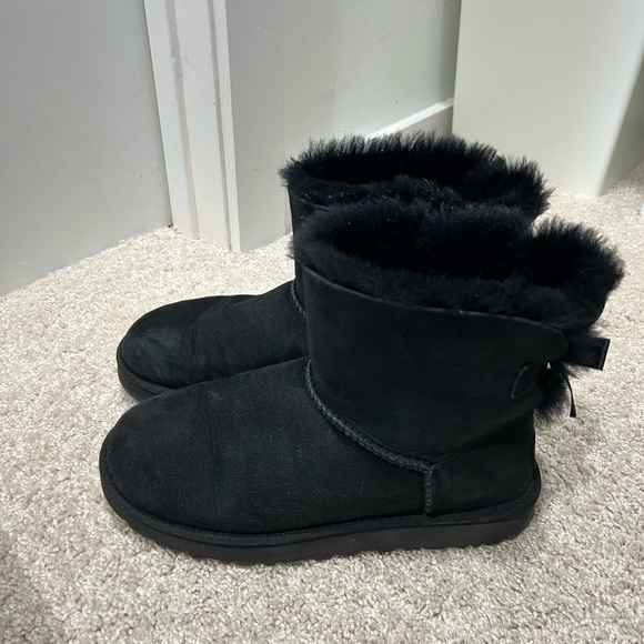 Blacks uggs with bow - Picture 2 of 9